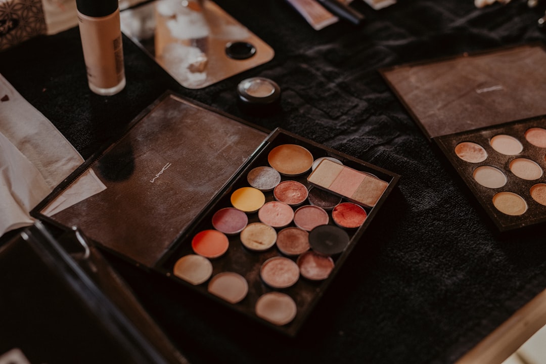 Visagiste applying makeup